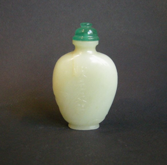 Jade snuff bottle